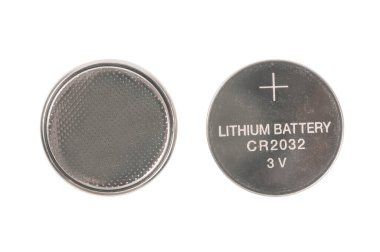 Lithium bataryasının üst görüntüsü CR2032 3v beyaz zemin üzerinde izole, kalça bataryası izole, bozuk para bataryası izole.