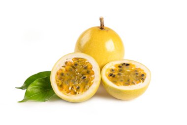 Beyaz arka planda izole edilmiş taze sarı tutku meyvesi