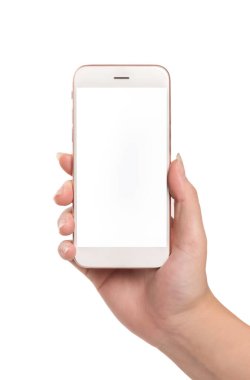 Beyaz arka planda beyaz ekranlı beyaz akıllı telefon tutan genç bir kadın..