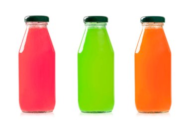 Beyaz arka planda izole edilmiş boş meyve suyu şişesi seti.