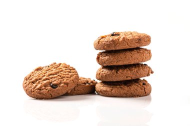 Beyaz arka planda tahıl tohumlu çikolatalı kurabiye.