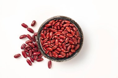 Beyaz arka planda izole edilmiş seramik kasede kırmızı fasulye manzarası