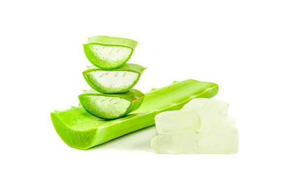 Tutup Slice Segar Aloe Vera Dengan Aloe Vera Jelly Diisolasi — Stok Foto