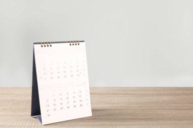 Masa takvimi ahşap masa üzerinde gri arkaplan