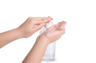 Alkol jeli kullanan genç bir kadın el hareketi, temizlik için beyaz arka planda izole edilmiş dezenfektan ve temiz bakteri. Coronovirüs salgını, sağlık konsepti.