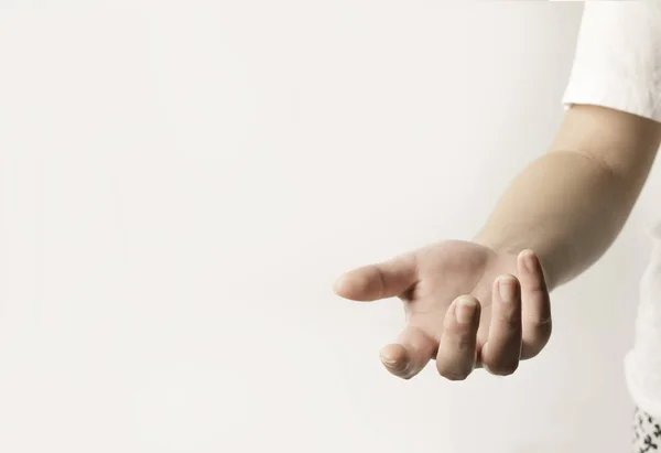 El kol hareketi yapan bir kadın elini beyaz arka planda izole bir şekilde tutar..
