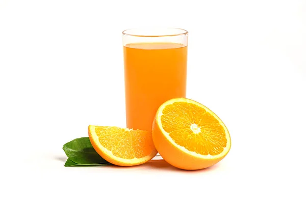 Copo Suco Laranja 100 Com Frutas Fatiadas Folhas Verdes Isoladas — Fotografia de Stock