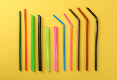 Sarı arka planda izole edilmiş renkli pipetleri kapat. 