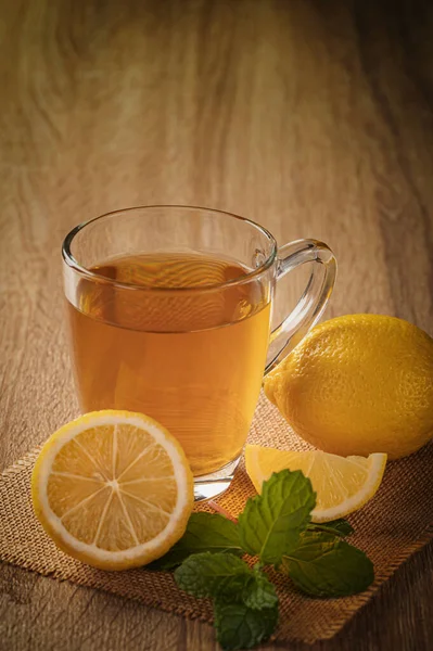 Медовый Лимонный Чай Свежим Ломтиком Лимона Мятными Листьями Фоне Деревянного — стоковое фото