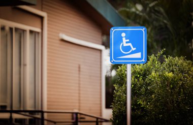 Tekerlekli sandalyedeki insanlar için engelli yolu tabelası 