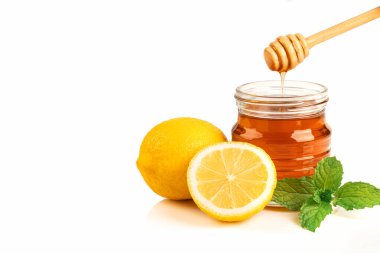 Beyaz arka planda izole edilmiş limonlu ve naneli bal kabı. Sağlıklı beslenme