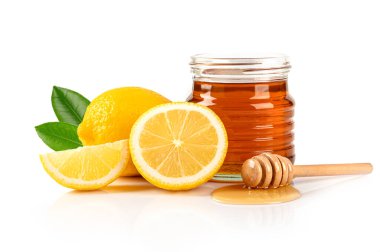 Beyaz arka planda taze limonlu ve naneli bal kabı. Sağlıklı beslenme