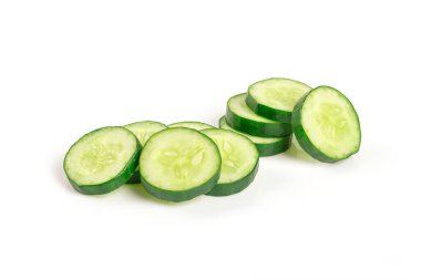 Beyaz arka planda izole edilmiş taze salatalık.