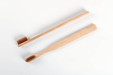Beyaz arka planda izole bambu diş fırçası