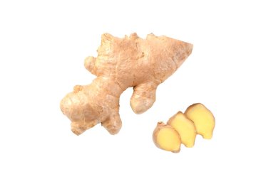 Dilimlenmiş zencefilli ve yeşil yapraklı taze zencefil beyaz arka planda izole edilmiş.