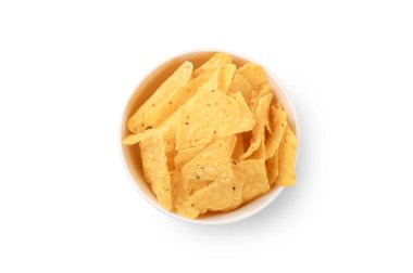 Beyaz arka planda izole edilmiş beyaz seramik kasede Meksika nacho aperatifi üst görünümü