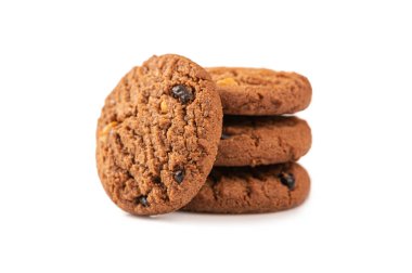 Beyaz arka planda tahıl tohumlu çikolatalı kurabiye.