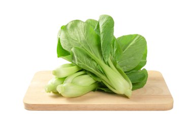 Taze çiğ Çin hardalı yeşili, bok choy, tahta tahta üzerinde pak choi beyaz arka planda izole edilmiş