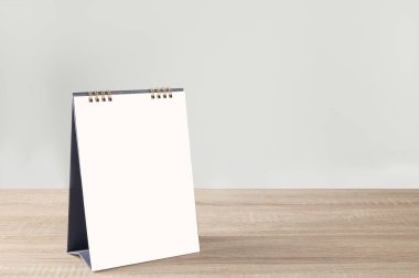 Boş masa takvimi gri arkaplanlı ahşap masa üzerinde