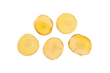 Beyaz arkaplanda izole edilmiş taze dilim galangal kökü