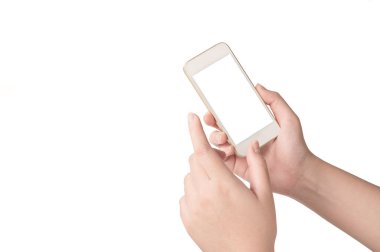 Beyaz ekranlı beyaz akıllı telefonu tutan ve dokunmak için işaret eden genç bir kadın el hareketi beyaz arka planda izole edilmiş..