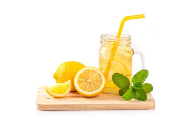 Beyaz arka planda izole edilmiş nane yapraklı bir bardak buzlu bal limon suyu.