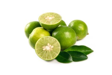 Dilimlenmiş taze kireç ve beyaz arka planda yeşil yapraklar..