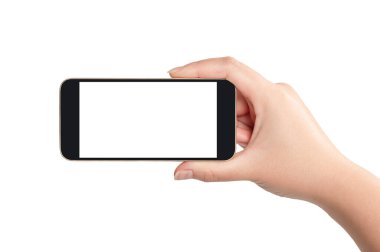 Beyaz arka planda siyah akıllı telefonu tutan kadın.
