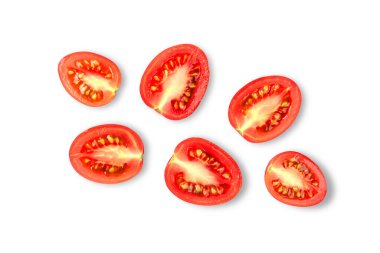 Dilimlenmiş taze domates ve beyaz arka planda yarı izole edilmiş..