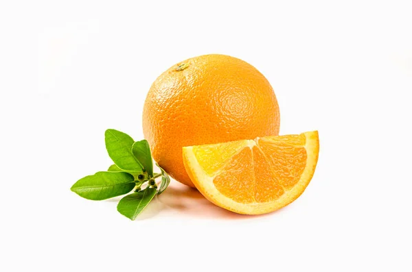 Orange Frais Avec Tranche Morceau Orange Isolé Sur Fond Blanc — Photo