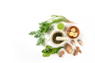 Beyaz havan içindeki bitki içeriğinin üst görüntüsü beyaz arka planda izole edilmiş. Yiyecek içeriği kavramı.