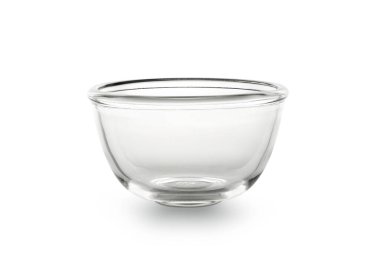 Boş kristal cam kase beyaz arka planda izole.