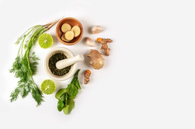 Beyaz havan içindeki bitki içeriğinin üst görüntüsü beyaz arka planda izole edilmiş. Yiyecek içeriği kavramı.