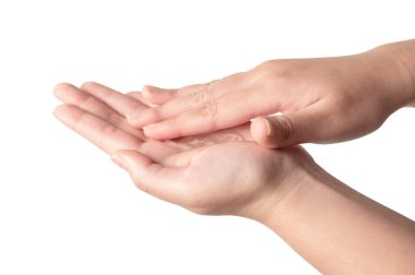 Alkol jeli kullanan genç bir kadın el hareketi, temizlik için beyaz arka planda izole edilmiş dezenfektan ve temiz bakteri. Coronovirüs salgını, sağlık konsepti.
