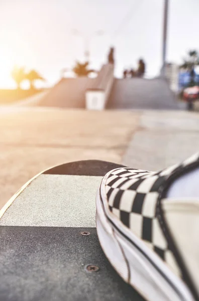 Jonge skateboarders op straat, close-up van schoenen, transport in de nieuwe normale — Stockfoto