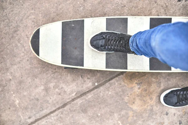 Mladé skateboarding na ulicích, zblízka na boty, doprava v novém normálu — Stock fotografie