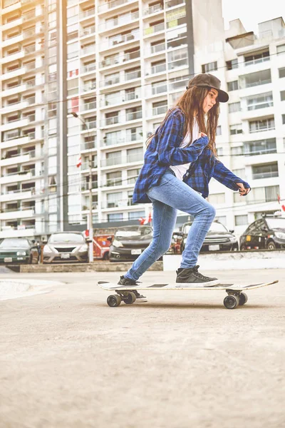 Ragazza che si diverte a cavalcare skateboard allo skate park, Ritratto di sorridere giovane skateboarder femminile tenendo il suo skateboard. Concetto di attività ricreativa. — Foto Stock