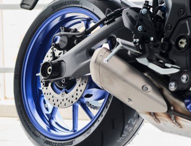 Yamaha 'nın galerisindeki motosikletler. Yamaha R7 motosikleti. Seçici odak.
