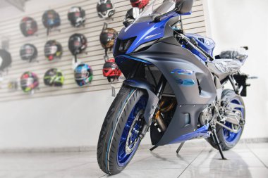 Yamaha 'nın galerisindeki motosikletler. Yamaha R7 motosikleti. Seçici odak.