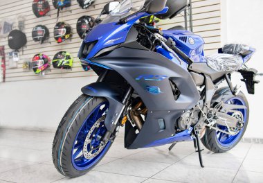 Yamaha 'nın galerisindeki motosikletler. Yamaha R7 motosikleti. Seçici odak.