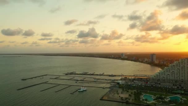 美丽的落日在委内瑞拉法尔赛的图卡巴湾 空中全景视图 — 图库视频影像