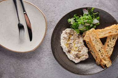 İtalyan peynirli stracciatella -bufalo mozzarella- taze roka ve kızarmış ekmekle servis edilen siyah tabakta. Şefin sunumu.