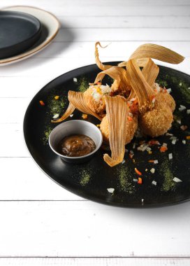 Gurme mısır kroketleri, lezzetli Peru mısır topları, seçici odaklanma.