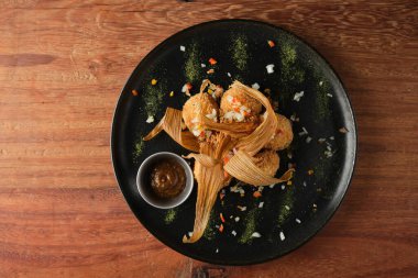 Gurme mısır kroketleri, lezzetli Peru mısır topları, seçici odaklanma.