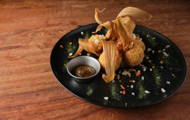 Gurme mısır kroketleri, lezzetli Peru mısır topları, seçici odaklanma.