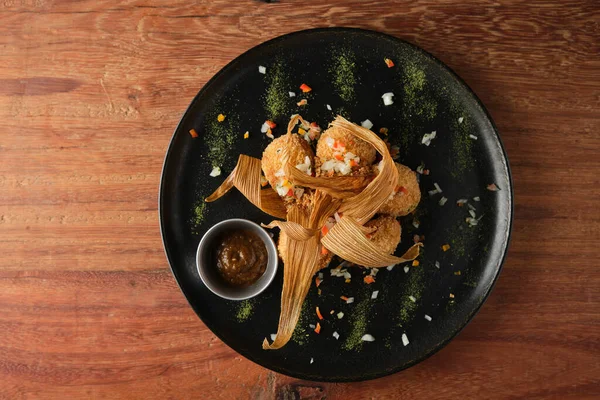 Gurme mısır kroketleri, lezzetli Peru mısır topları, seçici odaklanma.