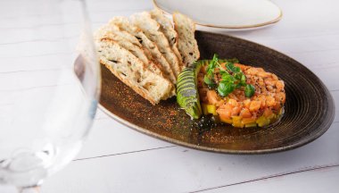 Ton balığı filetosundan çiğ gurme balıklı tartar. Haşlanmış avokado, seçici odaklı.