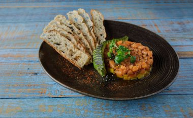 Ton balığı filetosundan çiğ gurme balıklı tartar. Haşlanmış avokado, seçici odaklı.