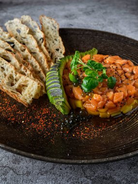 Ton balığı filetosundan çiğ gurme balıklı tartar. Haşlanmış avokado, seçici odaklı.