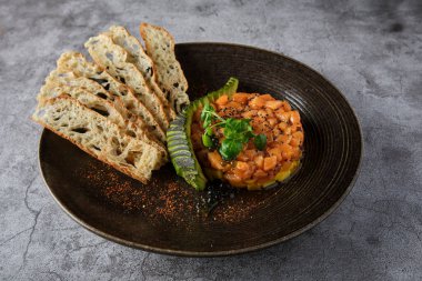 Ton balığı filetosundan çiğ gurme balıklı tartar. Haşlanmış avokado, seçici odaklı.